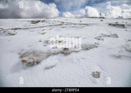 Italien, Trentino, Bezirk Trient, Municipaity Canazei, Sellagruppe, gipfelplateau von Sass Pordoi bedeckt mit gefrorenem Schnee, Wüstenlandschaft in den Dolomiten Stockfoto