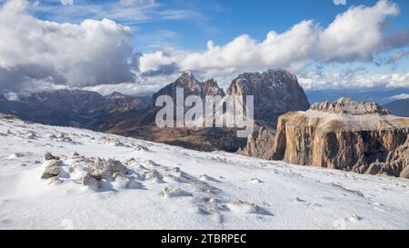 Italien, an der Grenze zwischen Veneto und Trentino Südtirol, Dolomiten, Blick vom Sass Pordoi in Richtung Sassopiatto und Sassolungo, Torri del Sella, Piz Ciavazes Stockfoto