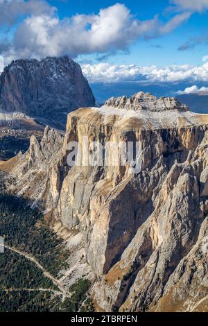 Italien, an der Grenze zwischen Veneto und Trentino Südtirol, Dolomiten, Blick vom Sass Pordoi in Richtung Langkofel, Torri del Sella und Piz Ciavazes Stockfoto