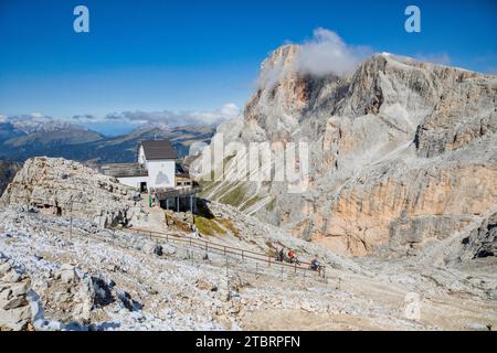 Italien, Trentino, Provinz Trient, Gemeinde Primiero San Martino di Castrozza, Bergstation der Seilbahn Col Verde - Pale di San Martino, im Hintergrund Cimon della Pala, Pale di San Martino, Dolomiten Stockfoto
