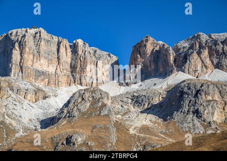 Italien, Trentino Südtirol, Provinz Trient, Fassa-Tal, Blick vom Pordoi-Pass in Richtung Sass Pordoi auf der linken Seite und Sass de Forcia auf der rechten Seite, in der Mitte der Pordoi-Sattel, Sellagruppe, Dolomiten Stockfoto