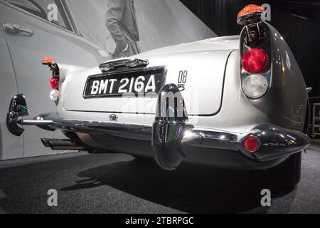 Prag, Tschechische Republik, 8. Dezember 2023. Pressetag bei der Ausstellung „Bond in Motion“ auf dem Messegelände in Prag, Tschechische Republik. Die Ausstellung umfasst sechs Jahrzehnte James Bond Filmgeschichte und umfasst über 75 Fahrzeuge. Die Ausstellung ist bis zum 31. März 2024 geöffnet. Im Bild: Aston Martin DB5 von „Goldfinger“ © Piotr Zajac/Alamy Live News Stockfoto