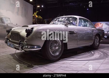 Prag, Tschechische Republik, 8. Dezember 2023. Pressetag bei der Ausstellung „Bond in Motion“ auf dem Messegelände in Prag, Tschechische Republik. Die Ausstellung umfasst sechs Jahrzehnte James Bond Filmgeschichte und umfasst über 75 Fahrzeuge. Die Ausstellung ist bis zum 31. März 2024 geöffnet. Im Bild: Aston Martin db5 aus „No Time to die“ © Piotr Zajac/Alamy Live News Stockfoto