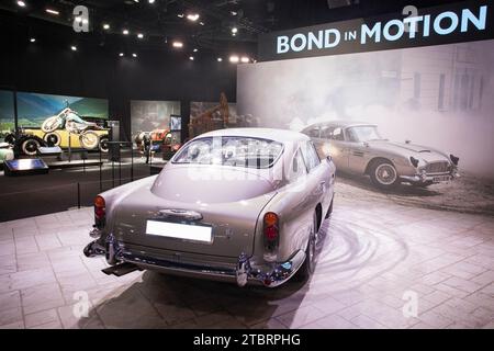 Prag, Tschechische Republik, 8. Dezember 2023. Pressetag bei der Ausstellung „Bond in Motion“ auf dem Messegelände in Prag, Tschechische Republik. Die Ausstellung umfasst sechs Jahrzehnte James Bond Filmgeschichte und umfasst über 75 Fahrzeuge. Die Ausstellung ist bis zum 31. März 2024 geöffnet. Im Bild: Aston Martin db5 aus „No Time to die“ © Piotr Zajac/Alamy Live News Stockfoto
