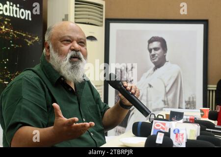 Kalkutta, Indien. Dezember 2023. Der indische Schauspieler und Drehbuchautor Saurabh Shukla reagiert auf ein großes Foto des Oscar-Preisträgers und Drehbuchautors Satyajit Ray beim Meet the Press Event während des 29. Internationalen Filmfestivals in Kalkutta, Indien, am 8. Dezember 2023. (Foto: Debajyoti Chakraborty/NurPhoto) Credit: NurPhoto SRL/Alamy Live News Stockfoto