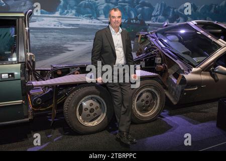 Prag, Tschechische Republik, 8. Dezember 2023. Pressetag bei der Ausstellung „Bond in Motion“ auf dem Messegelände in Prag, Tschechische Republik. Die Ausstellung umfasst sechs Jahrzehnte James Bond Filmgeschichte und umfasst über 75 Fahrzeuge. Die Ausstellung ist bis zum 31. März 2024 geöffnet. Im Bild: Supervisor für Spezialeffekte Chris Corbould © Piotr Zajac/Alamy Live News Stockfoto