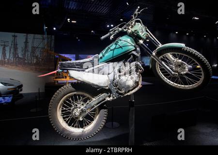 Prag, Tschechische Republik, 8. Dezember 2023. Pressetag bei der Ausstellung „Bond in Motion“ auf dem Messegelände in Prag, Tschechische Republik. Die Ausstellung umfasst sechs Jahrzehnte James Bond Filmgeschichte und umfasst über 75 Fahrzeuge. Die Ausstellung ist bis zum 31. März 2024 geöffnet. Im Bild: Montesa Cota 4RT aus „Quantum of Solace“ © Piotr Zajac/Alamy Live News Stockfoto