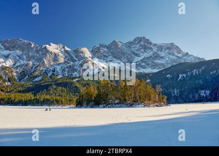 Winterlandschaft am Eibsee gegen das Wettersteingebirge mit Zugspitze Stockfoto