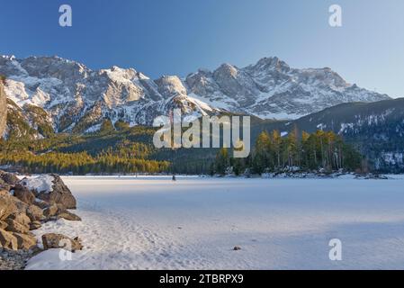 Winterlandschaft am Eibsee gegen das Wettersteingebirge mit Zugspitze Stockfoto