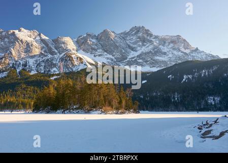 Winterlandschaft am Eibsee gegen das Wettersteingebirge mit Zugspitze Stockfoto