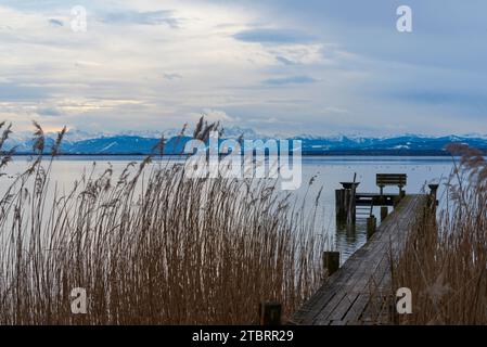 Voralpensee gegen Wettersteingebirge mit Zugspitze Stockfoto