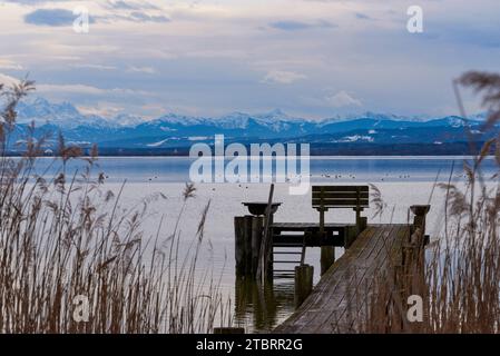 Voralpensee gegen Wettersteingebirge mit Zugspitze Stockfoto