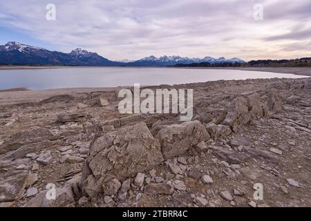 Forggensee entwässerte im Sommer 2018 aufgrund von Reparaturarbeiten am Damm bei Roßhaupten Stockfoto