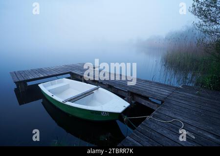 Nebelige Stimmung mit dem Boot Stockfoto