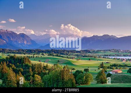 Blick von der Aidlinger Höhe ins Estergebirge, Wetterstein mit Zugspitze und Ammergebirge Stockfoto
