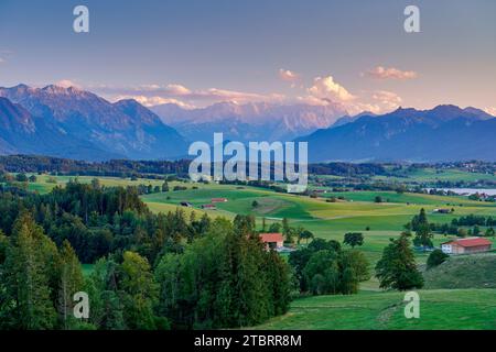 Blick von der Aidlinger Höhe ins Estergebirge, Wetterstein mit Zugspitze und Ammergebirge Stockfoto