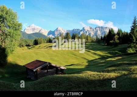 Blick auf die Buckelwiesen bei Mittenwald, Deutschland, Bayern, Oberbayern, Werdenfelser Land, Karwendelgebirge im Hintergrund Stockfoto