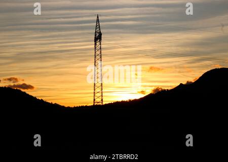 Strommast bei Sonnenuntergang in den Buckelwiesen bei Krün, Deutschland, Bayern, Oberbayern, Isarta Stockfoto