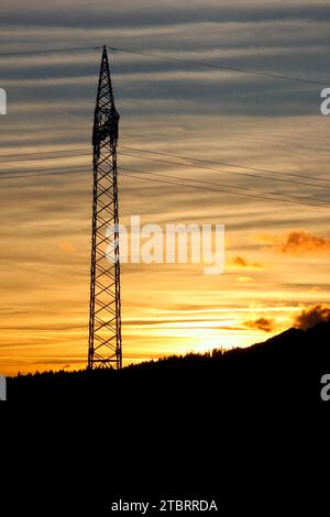 Strommast bei Sonnenuntergang in den Buckelwiesen bei Krün, Deutschland, Bayern, Oberbayern, Isarta Stockfoto