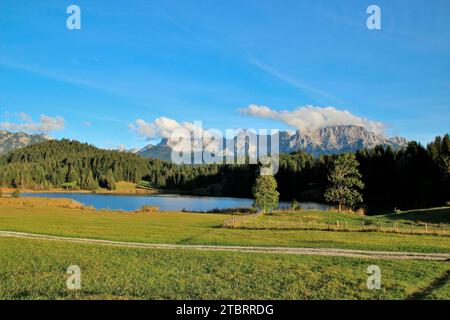 Blick über die Frühherbstwiesen zum Geroldsee mit dem Karwendelgebirge dahinter, Natur, Berge, See, blauer Himmel, Aktivität, Alpenwelt Karwe Stockfoto