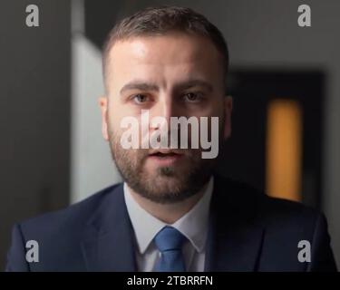 Screengrab, aufgenommen mit Erlaubnis eines Videos der Metropolitan Police des Polizeibeamten Joseph Gerrard, der von Mohamed Rahman auf dem Londoner Leicester Square in den Hals und die Brust gestochen wurde. Rahman wurde wegen versuchten Mordes an einem Polizisten zu lebenslanger Haftstrafe von mindestens 20 Jahren am Kingston Crown Court, London, verurteilt. und GBH mit Absicht gegen einen zweiten Offizier, als er im September 2022 zwei Polizisten am Leicester Square erstochen hat, nachdem er von ihnen wegen eines Raubes angesprochen wurde. Ausgabedatum: Freitag, 8. Dezember 2023. Stockfoto