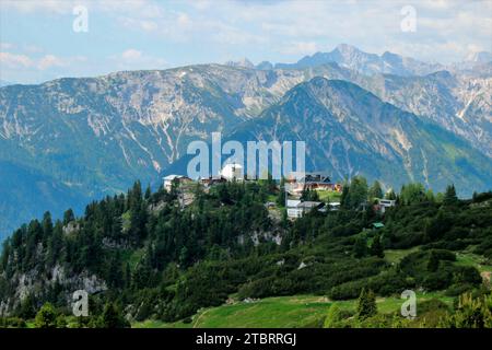 Sommerwanderung im Rofan, Bergstation, Airrofan, Erfurter Hütte, im Hintergrund das Karwendelgebirge mit Seeberg und Seekarspitz Stockfoto