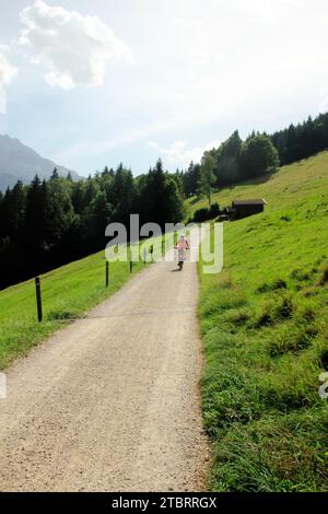 Radfahrer mit E-Bike auf dem Weg von der Partnachalm ins Tal, außerhalb, Oberbayern, Werdenfels, Urlaub, Tourismus, Himmel, blau, Deutschland, Bavari Stockfoto