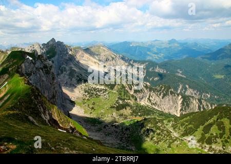 Sommerwanderung zur Rofanspitze, Gipfelblick links Seekarlspitze 2261m, dahinter der Hochiss 2299m, Region Achensee, Rofan, Rofangebirge, Tyro Stockfoto