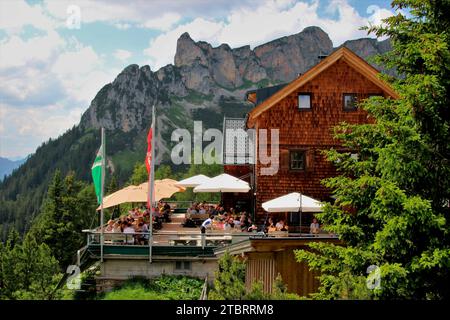 Sommerwanderung zur Rofanspitze, Blick auf die Vollterrasse der Erfurter Hütte (1834m) Region Achensee, Rofan, Rofan, Tirol, Österreich, Europa Stockfoto