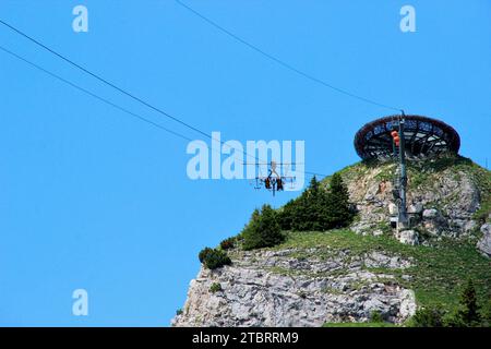 Airrofan, Skyglider, Flugmaschine, Geschwindigkeit 80 km/h Adler aus dem Gschöllkopf (2.040 m) geht es schnell in die Tiefe. Adlernest im bac Stockfoto