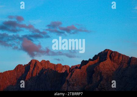 Abendblick von der Pleisenhütte 1757m, Gipfelblick auf die Praxmarerkarspitze 2641m links und den hohen Gleirsch 2492m rechts Hinterauta Stockfoto