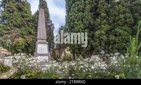 Denkmal in La Caunette. Das Gemeindegebiet ist Teil des Regionalen Naturparks Haut Languedoc. Stockfoto