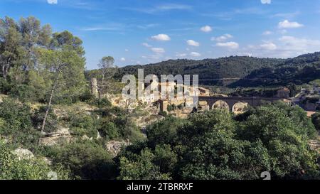 Blick auf das Dorf Minerve. Das mittelalterliche Dorf wurde auf einem Felsen erbaut. Letzte Zuflucht der Katharer, eines der schönsten Dörfer Frankreichs (Les plus beaux Villages de France) Stockfoto