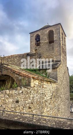 Eglise Notre Dame in La Caunette, deren ursprüngliches Gebäude im romanischen Stil aus dem 16. Jahrhundert stammt. Monument Historique. Das Gemeindegebiet ist Teil des Regionalen Naturparks Haut Languedoc. Stockfoto