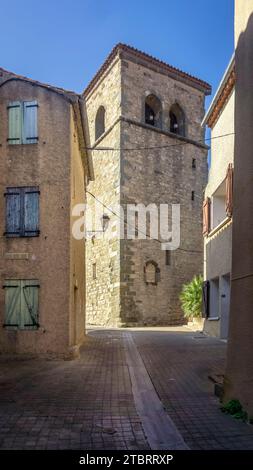 Glockenturm der Kirche Saint Marcel sur Aude. Stockfoto