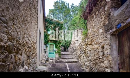 Dorfstraße in La Caunette. Das Gemeindegebiet ist Teil des Regionalen Naturparks Haut Languedoc. Stockfoto