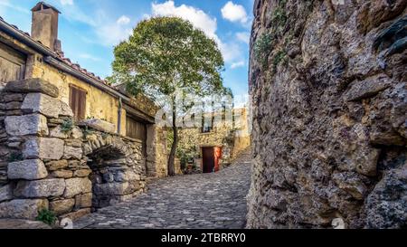 Dorfallee in Minerve. Das mittelalterliche Dorf wurde auf einem Felsen erbaut. Letzte Zuflucht der Katharer, eines der schönsten Dörfer Frankreichs (Les plus beaux Villages de France) Stockfoto