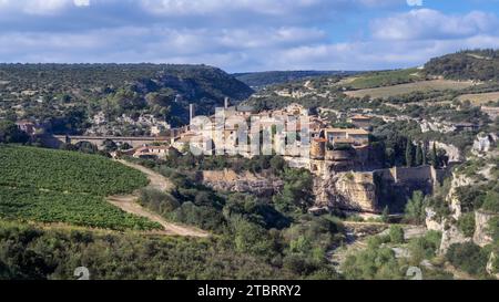 Blick auf das Dorf Minerve. Das mittelalterliche Dorf wurde auf einem Felsen erbaut. Letzte Zuflucht der Katharer, eines der schönsten Dörfer Frankreichs (Les plus beaux Villages de France) Stockfoto