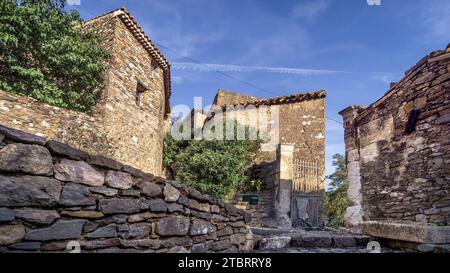 Dorfallee in Minerve. Das mittelalterliche Dorf wurde auf einem Felsen erbaut. Letzte Zuflucht der Katharer, eines der schönsten Dörfer Frankreichs (Les plus beaux Villages de France) Stockfoto