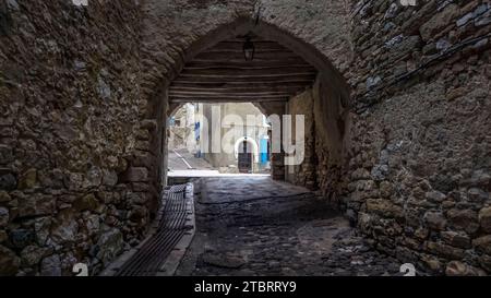 Passage in La Caunette. Das Gemeindegebiet ist Teil des Regionalen Naturparks Haut Languedoc. Stockfoto