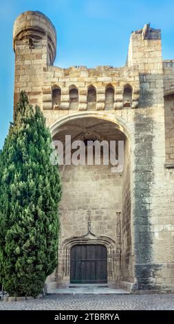 Eglise Sainte Eulalie de Mérida in Cruzy. Es wurde im römisch-gotischen Stil zwischen dem X. Und XIV. Jahrhundert erbaut. Stockfoto