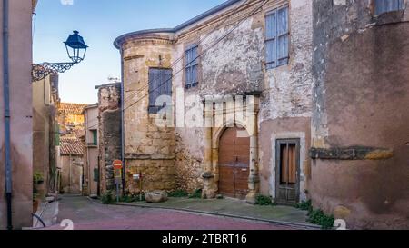 Altes Gebäude aus dem 16. Jahrhundert, das als Presbyterium aus dem 17. Jahrhundert genutzt wurde. Stockfoto