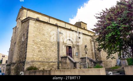 Eglise Saint Sylvestre in Colombiers. Die Kirche wurde im XI. Bis XII. Jahrhundert im romanischen Stil erbaut. Der Kirchturm wurde im 19. Jahrhundert errichtet. Stockfoto