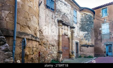 Altes Gebäude aus dem 16. Jahrhundert, das als Presbyterium aus dem 17. Jahrhundert genutzt wurde. Stockfoto