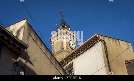 Uhrenturm des alten Rathauses in Maurassan. Stockfoto