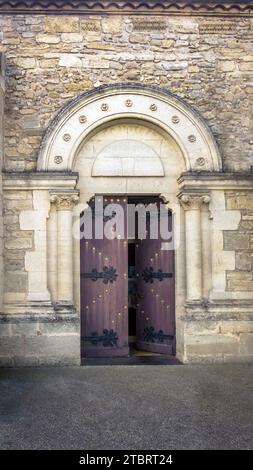 Das Tor der Eglise Saint Sylvestre in Colombiers. Die Kirche wurde im XI. Bis XII. Jahrhundert im romanischen Stil erbaut. Der Kirchturm wurde im 19. Jahrhundert erbaut. Stockfoto