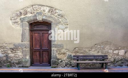 Eglise Saint Etienne in Armissan. Sie wurde erstmals im 15. Jahrhundert erwähnt. Die Gemeinde liegt im Parc naturel régional de la Narbonnaise en Méditerranée. Stockfoto