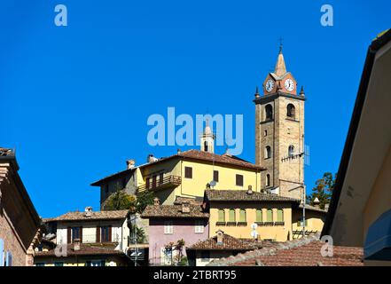 Der Glockenturm erhebt sich über der Altstadt von Monforte d'Alba im Piemont, Italien Stockfoto