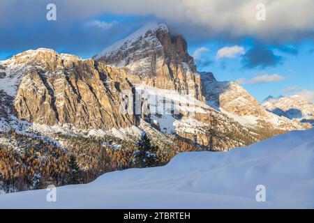 Italien, Venetien, Provinz Belluno, Cortina d'Ampezzo, Col dei Bos und Tofana di Rozes im Winter bei Sonnenuntergang, Dolomiten Stockfoto