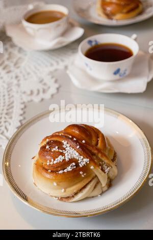 Schwedische Kaffeepause mit Zimtbrötchen, Karlskrona, Schweden Stockfoto